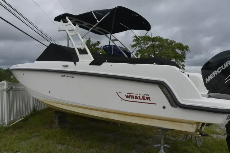 BOSTON WHALER